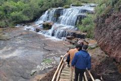 Turistas a caminho de uma cachoeira em unidade de conservação paranaense