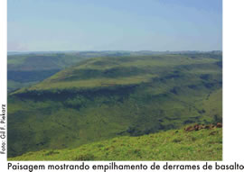 Paisagem mostrando o empilhamento de derrames de basalto