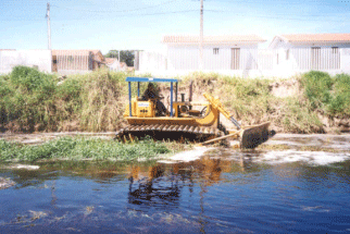 Máquina trabalhando no litoral