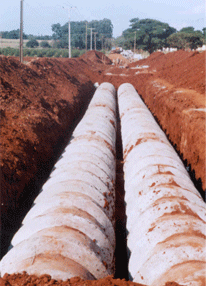 Obra drenagem para o controle de erosão