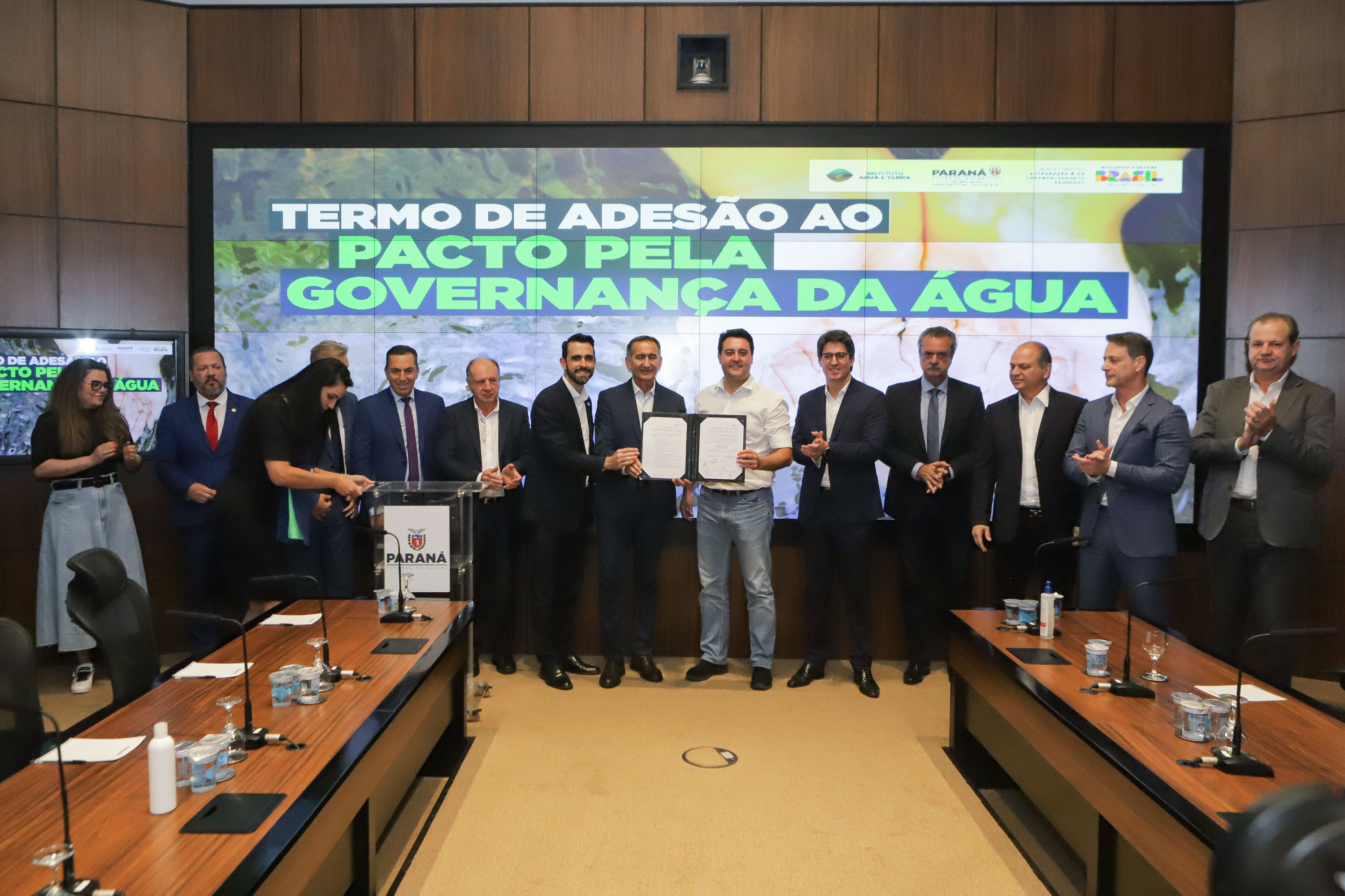 Curitiba, 18 de setembro de 2023 - O governador Carlos Massa Ratinha Jr., ao lado do ministro da Integração e do Desenvolvimento Regional, Waldez Góes, e do diretor da Agência Nacional das Águas, Felipe de Mello S. Cunha, assina o Termo de Adesão ao Pacto pela Governança da Água.