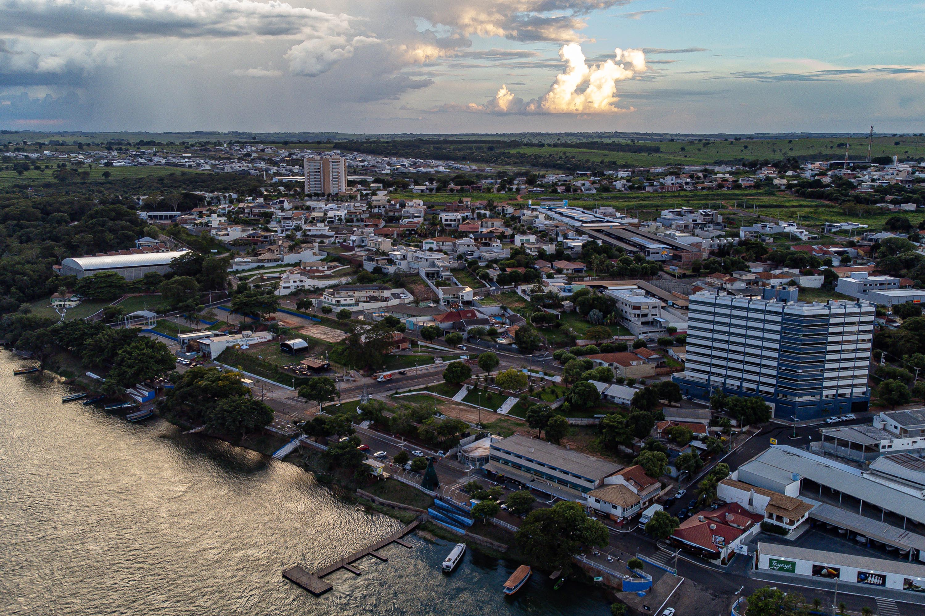 Cidade de Porto Rico ao entardecer.