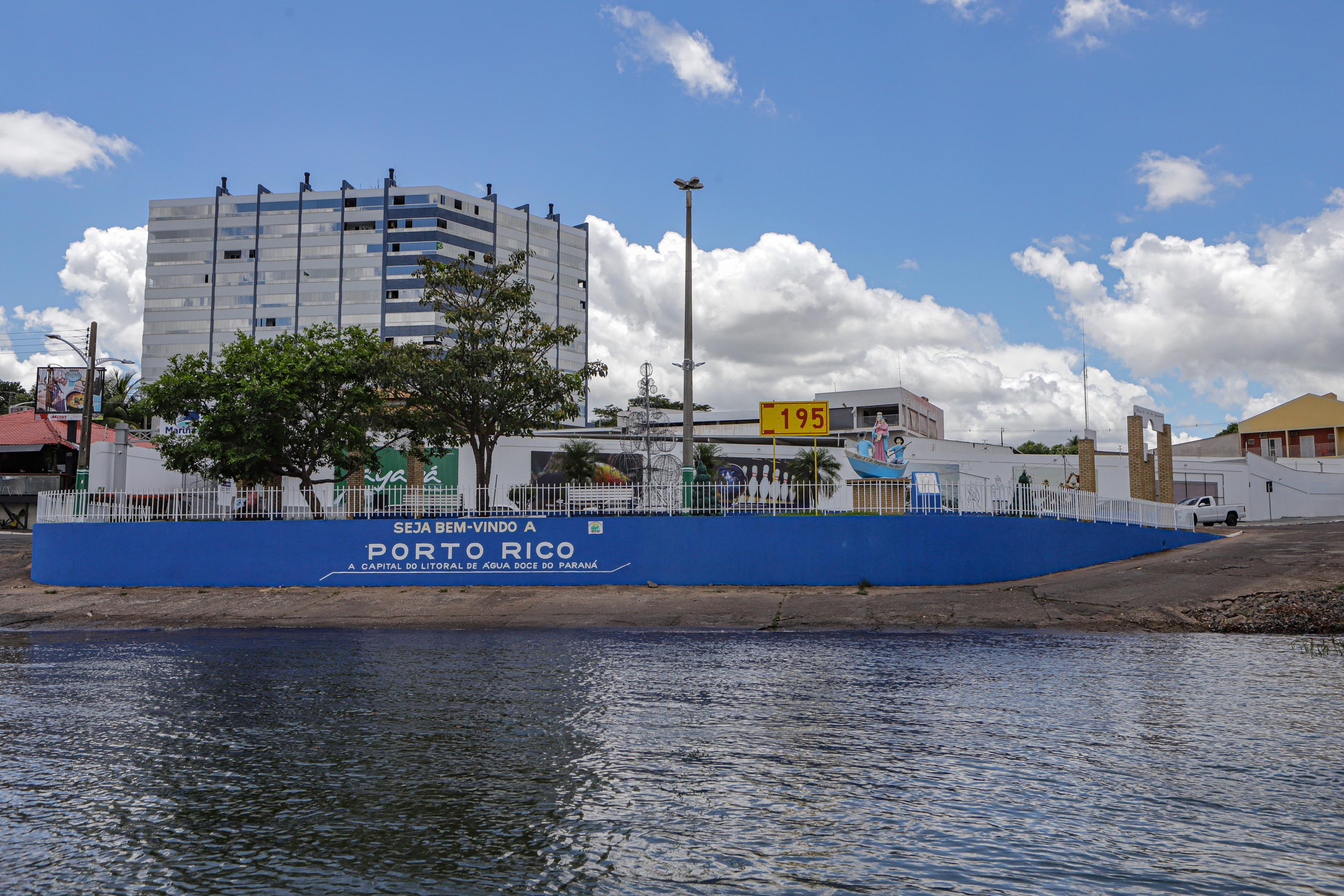 Margem urbana do Rio que passa por dentro da cidade.