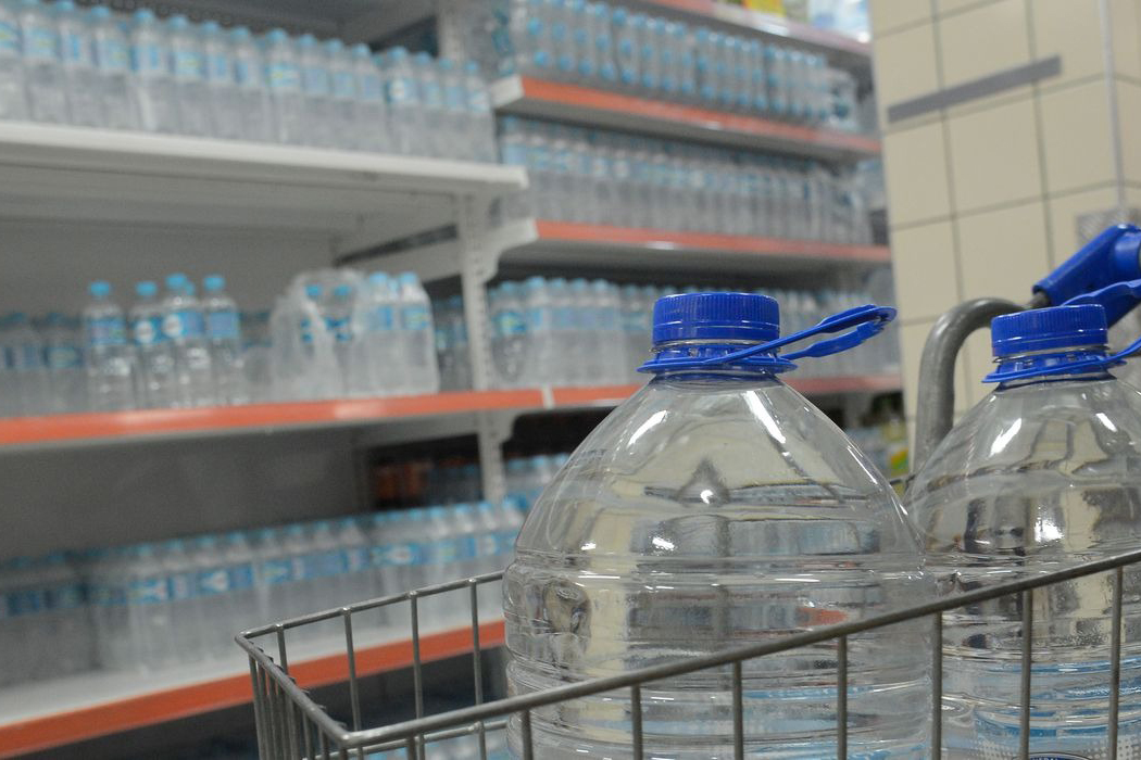 Foto de galões de água mineral em supermercado