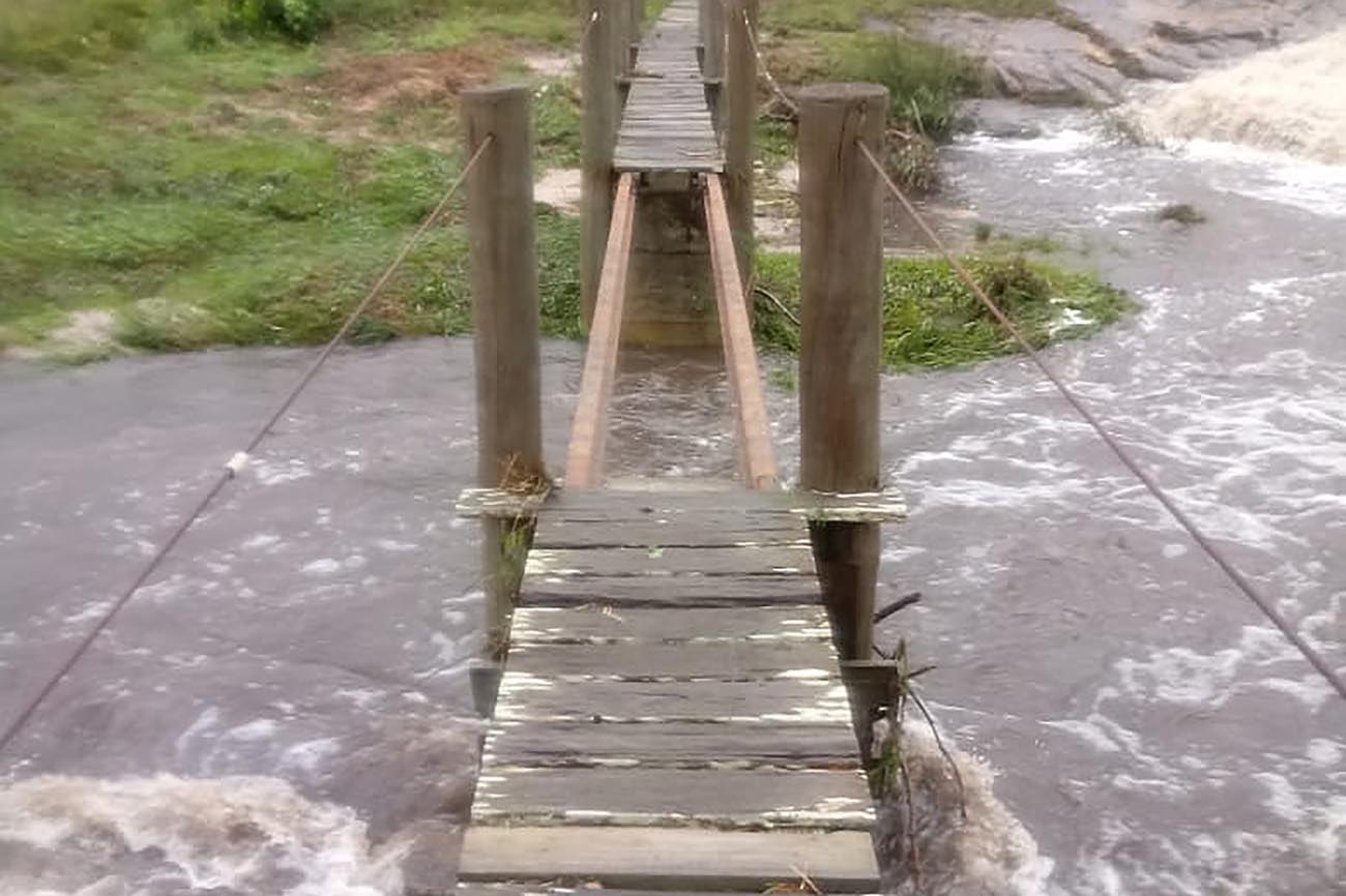Parte da ponte que leva à cachoeira da Ponte de Pedra e ao mirante do Parque Guartelá caiu.