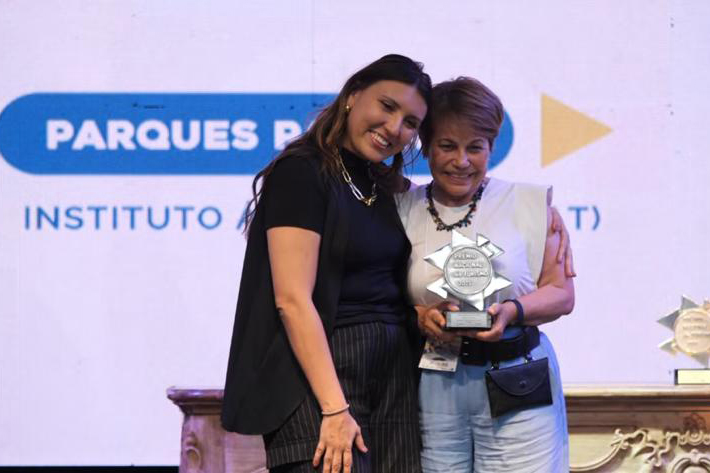 Equipe recebendo a honraria