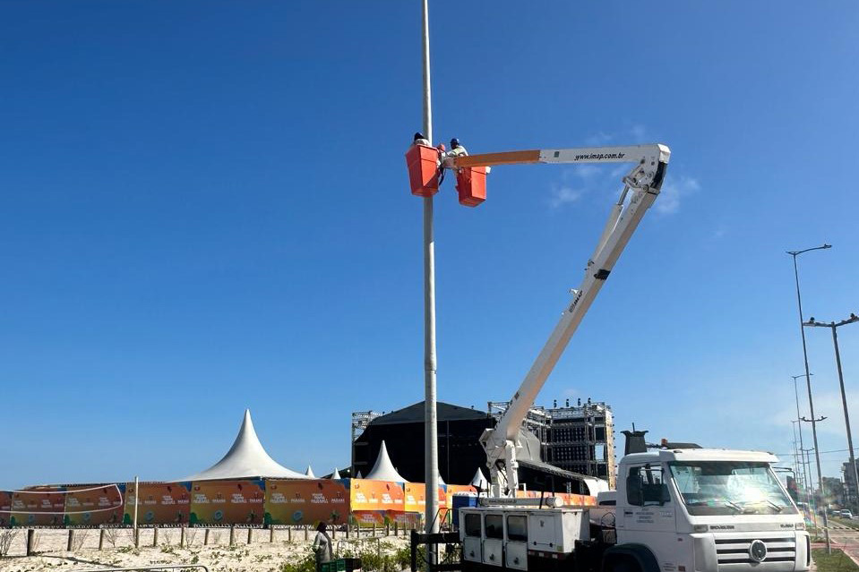 SUPERPOSTES EM CONSTRUÇÃO