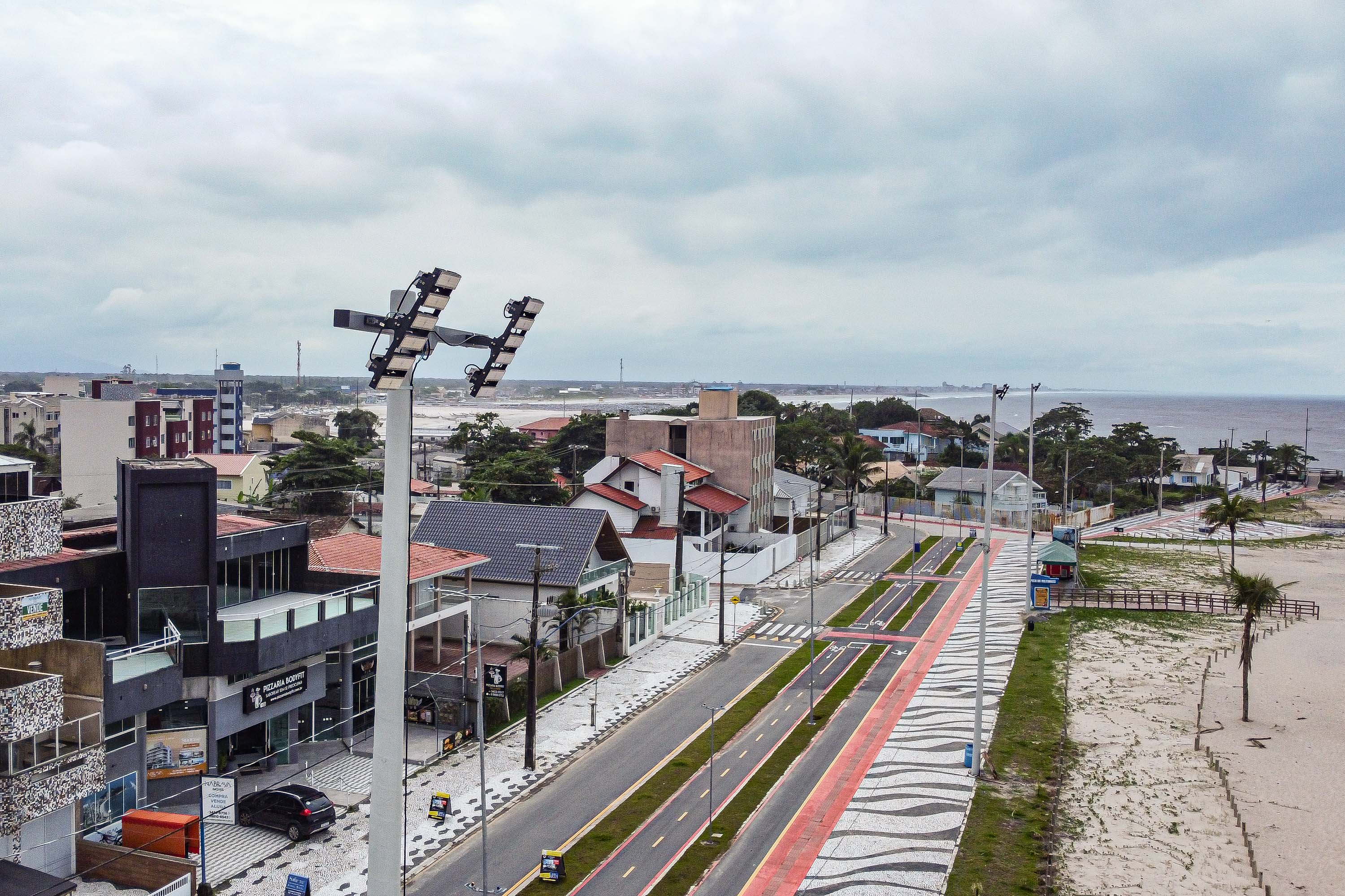 Foto de superpostes já instalados na orla de Matinhos