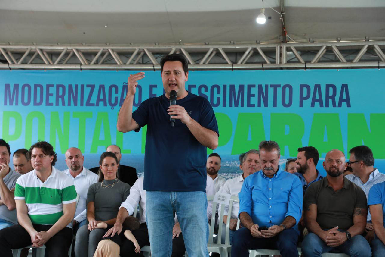 GOVERNADOR DISCURSSANDO