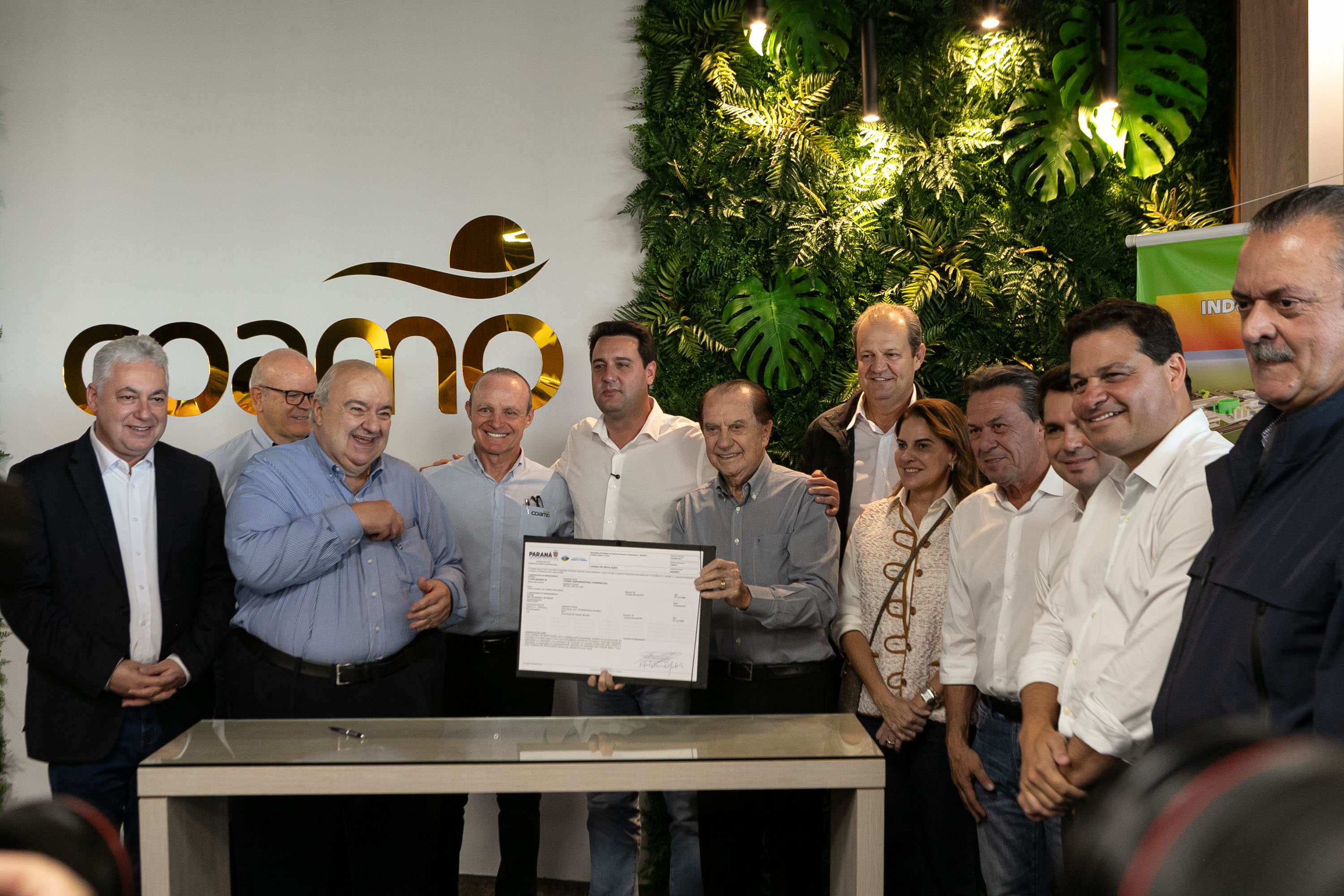 Foto de autoridades durante entrega da licença