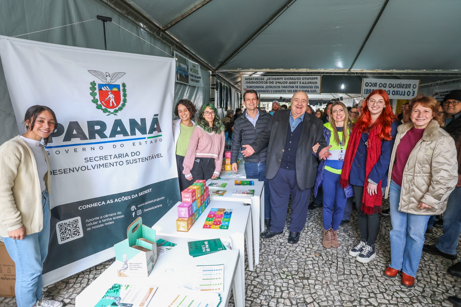 Foto de visita do secretário a feira em Curitiba
