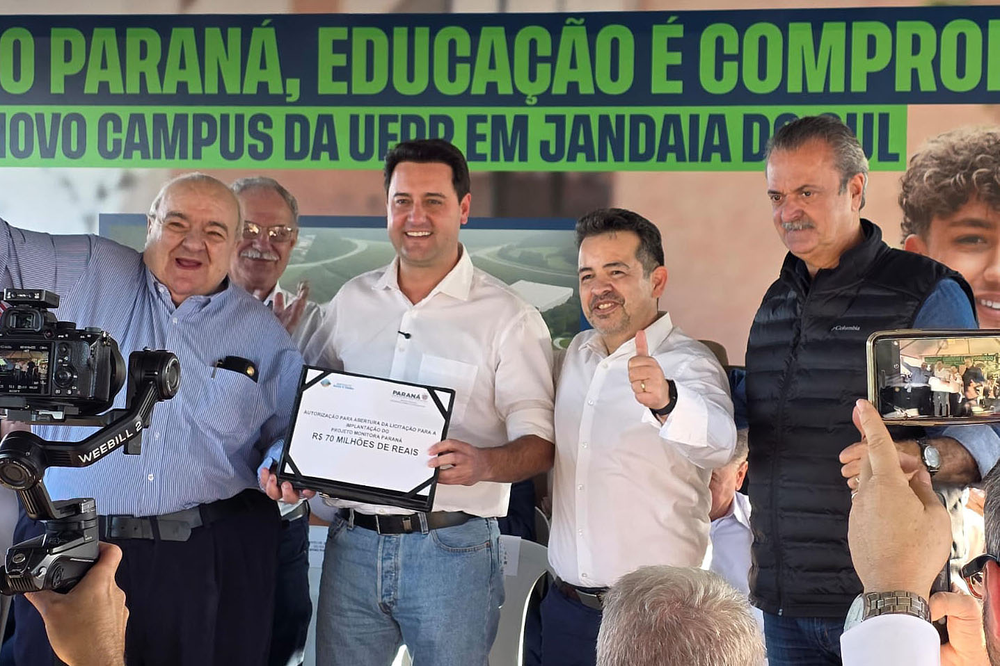 Foto de autoridades durante evento