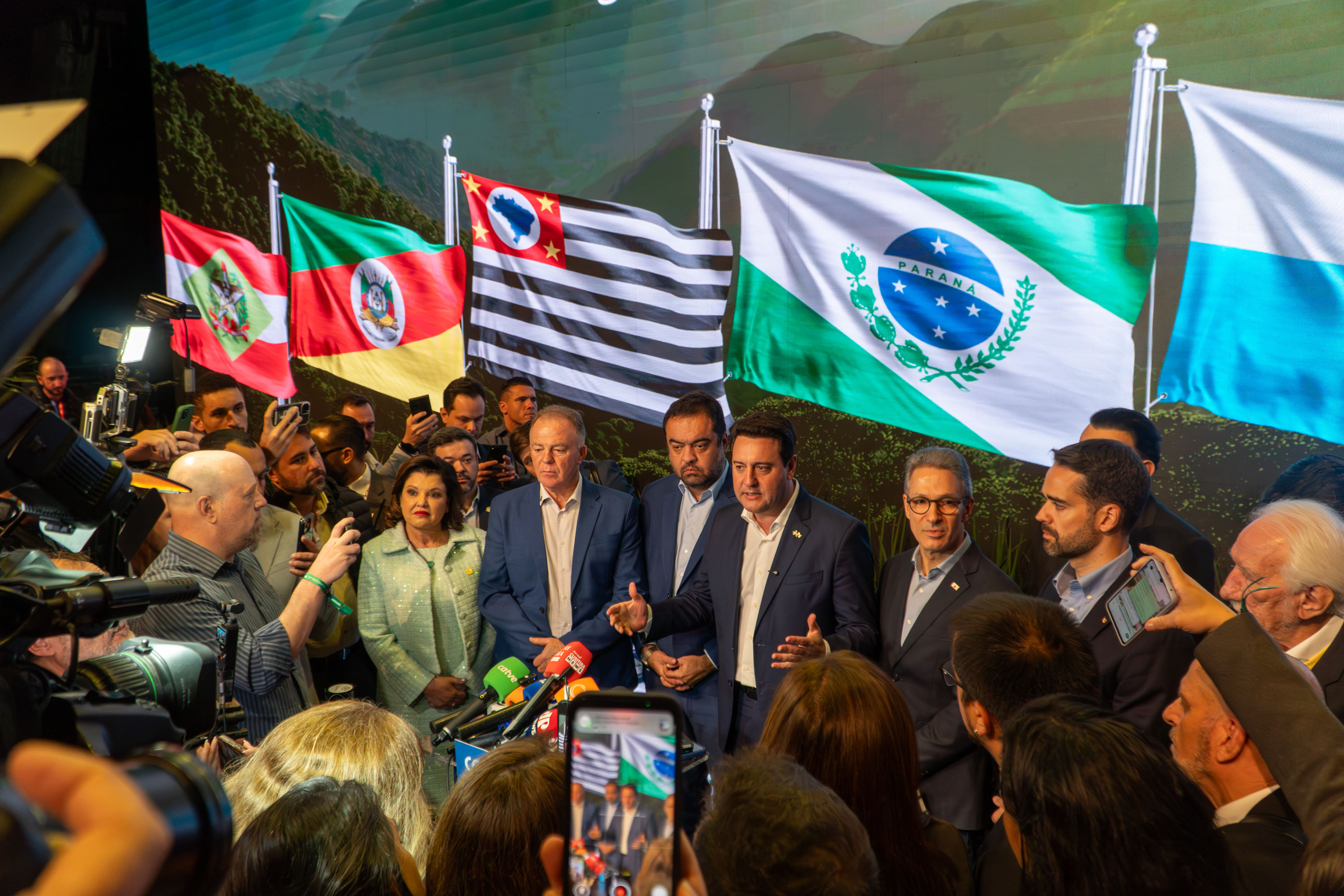 Foto de governadores em cerimônia