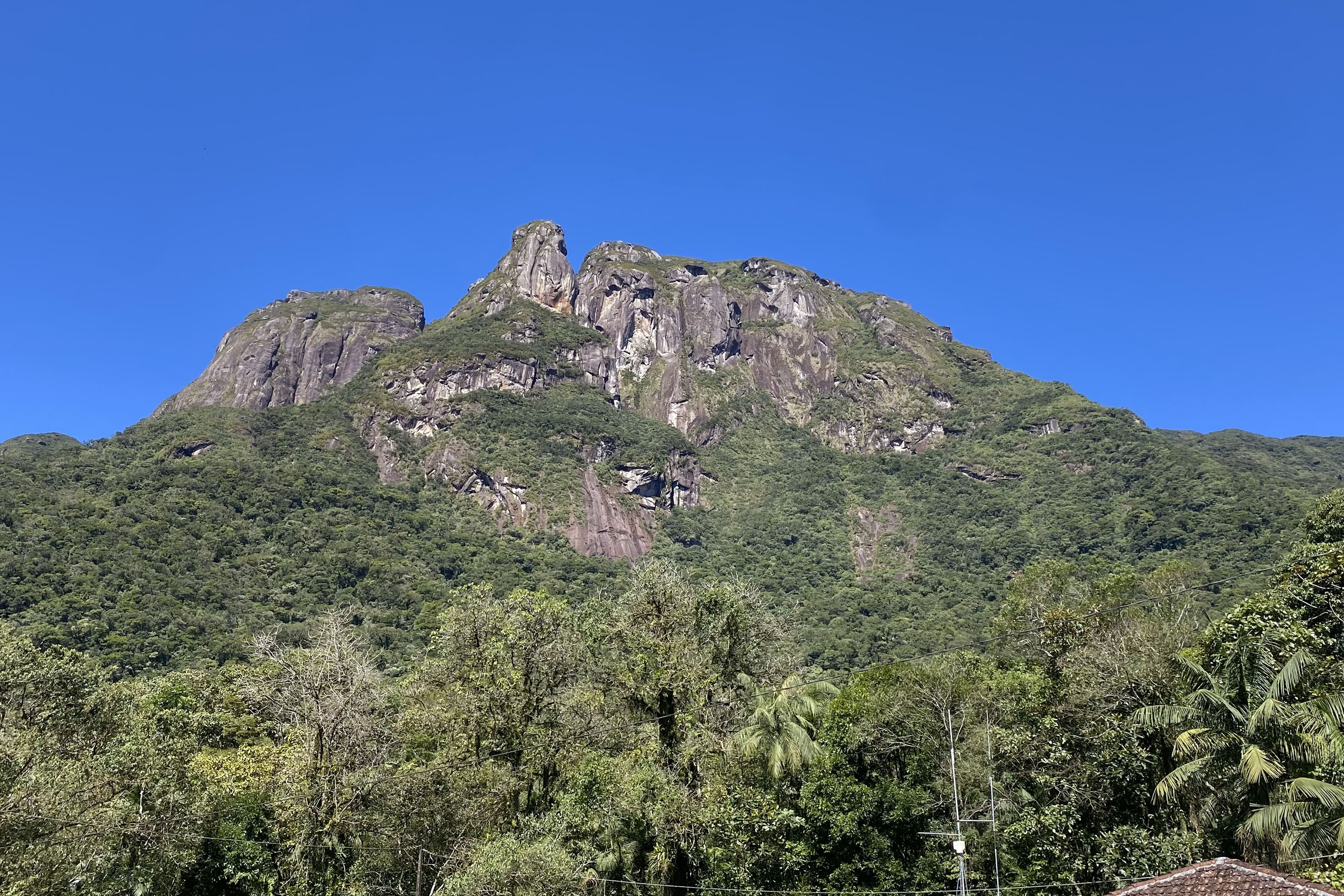 Foto de instalação de estação meteorológica no Parque Pico Marumbi