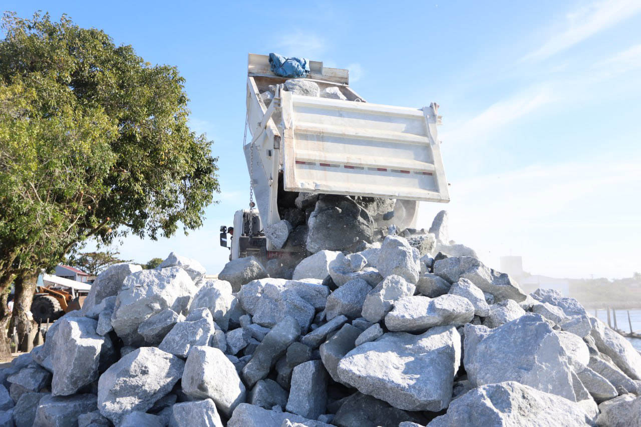 Foto de obras do Molhe de Pontal do Paraná