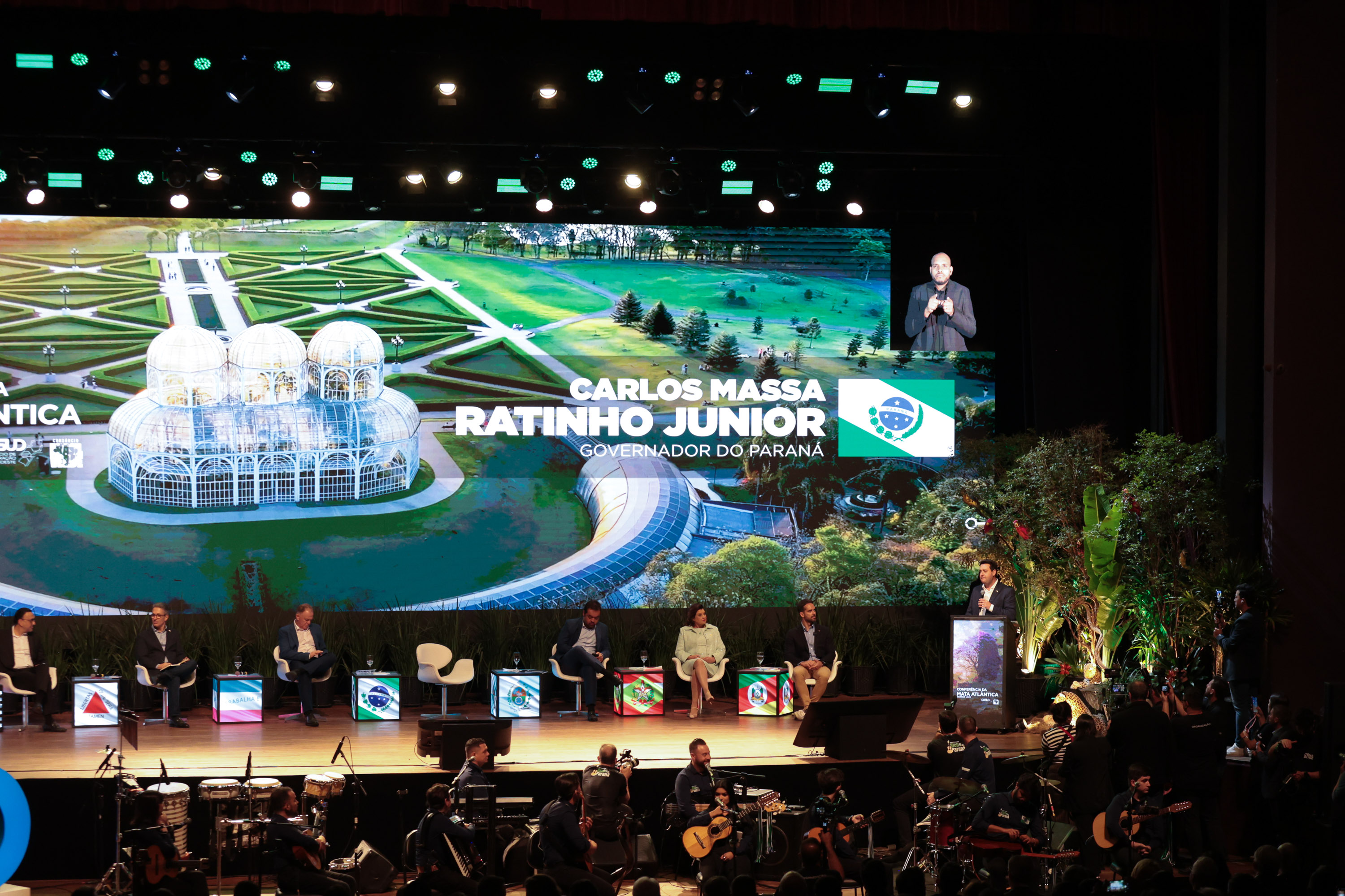 Foto de Governador palestrando em evento