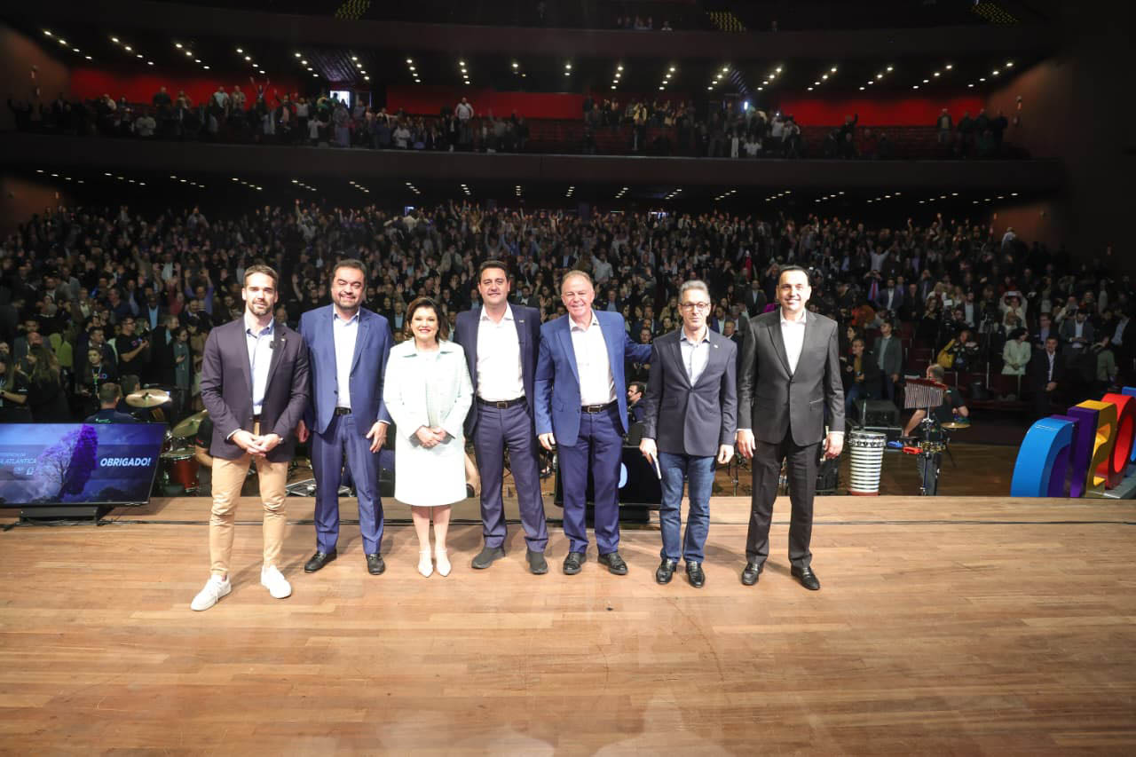 Foto de autoridades em cerimônia