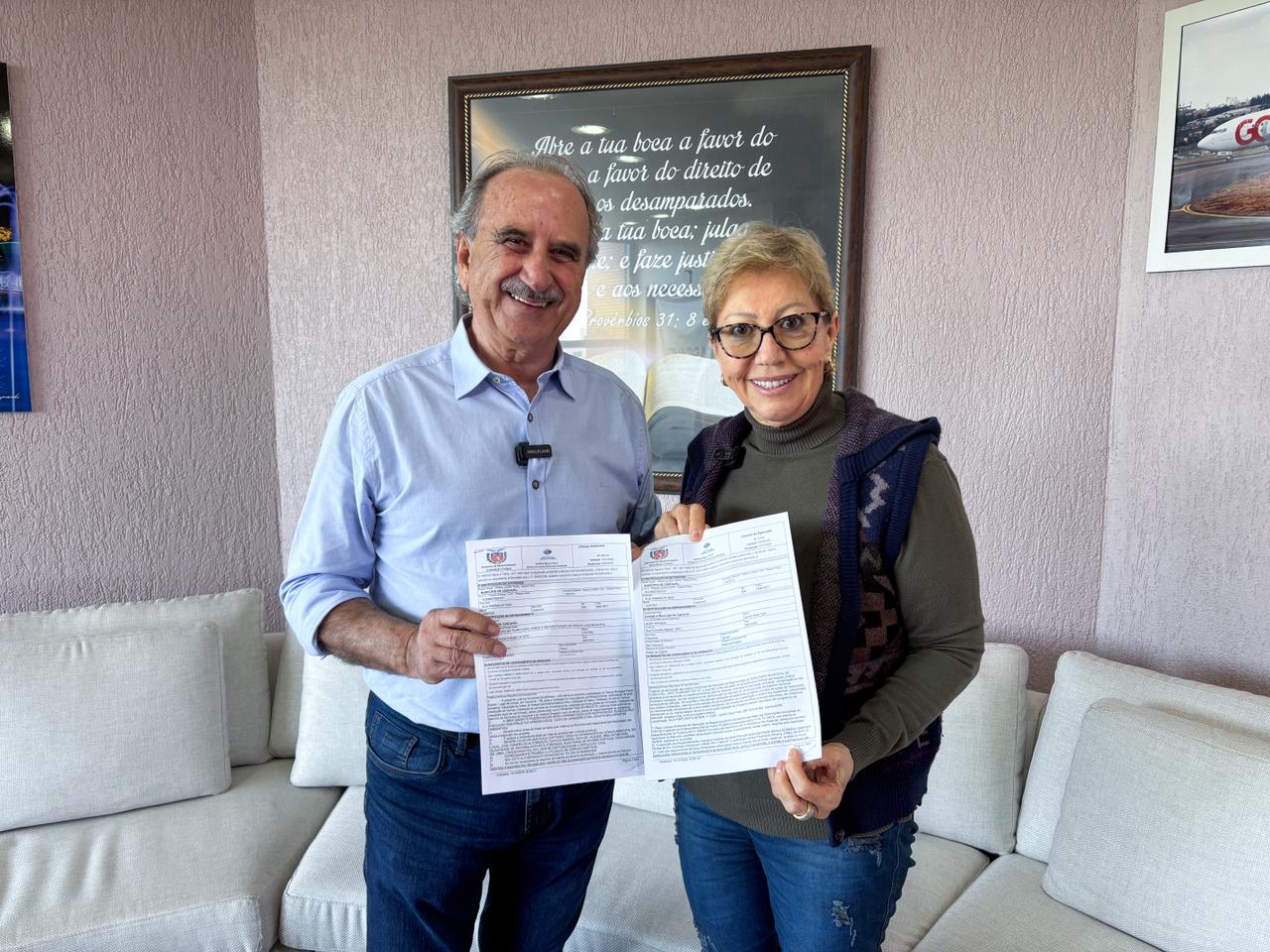 Foto de autoridades com licença do zoológico de Cascavel
