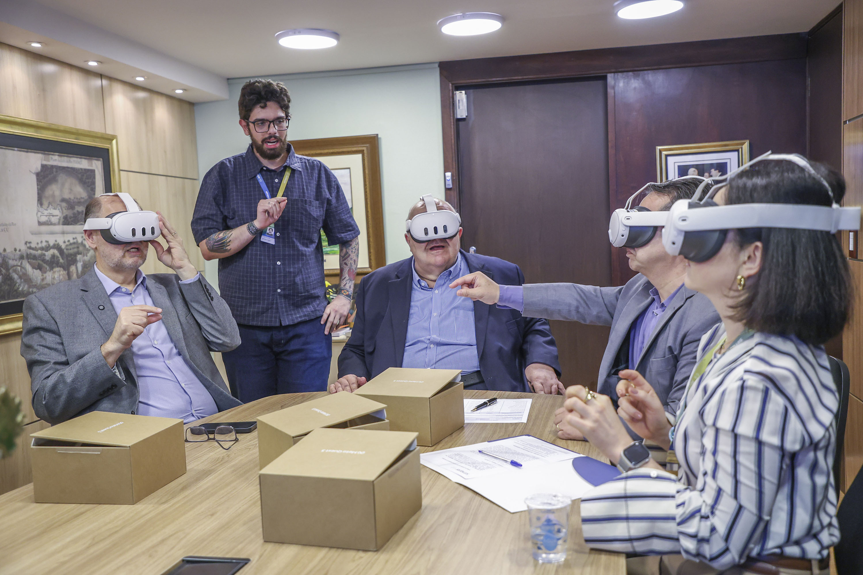 Foto de entrega de óculos de realidade virtual