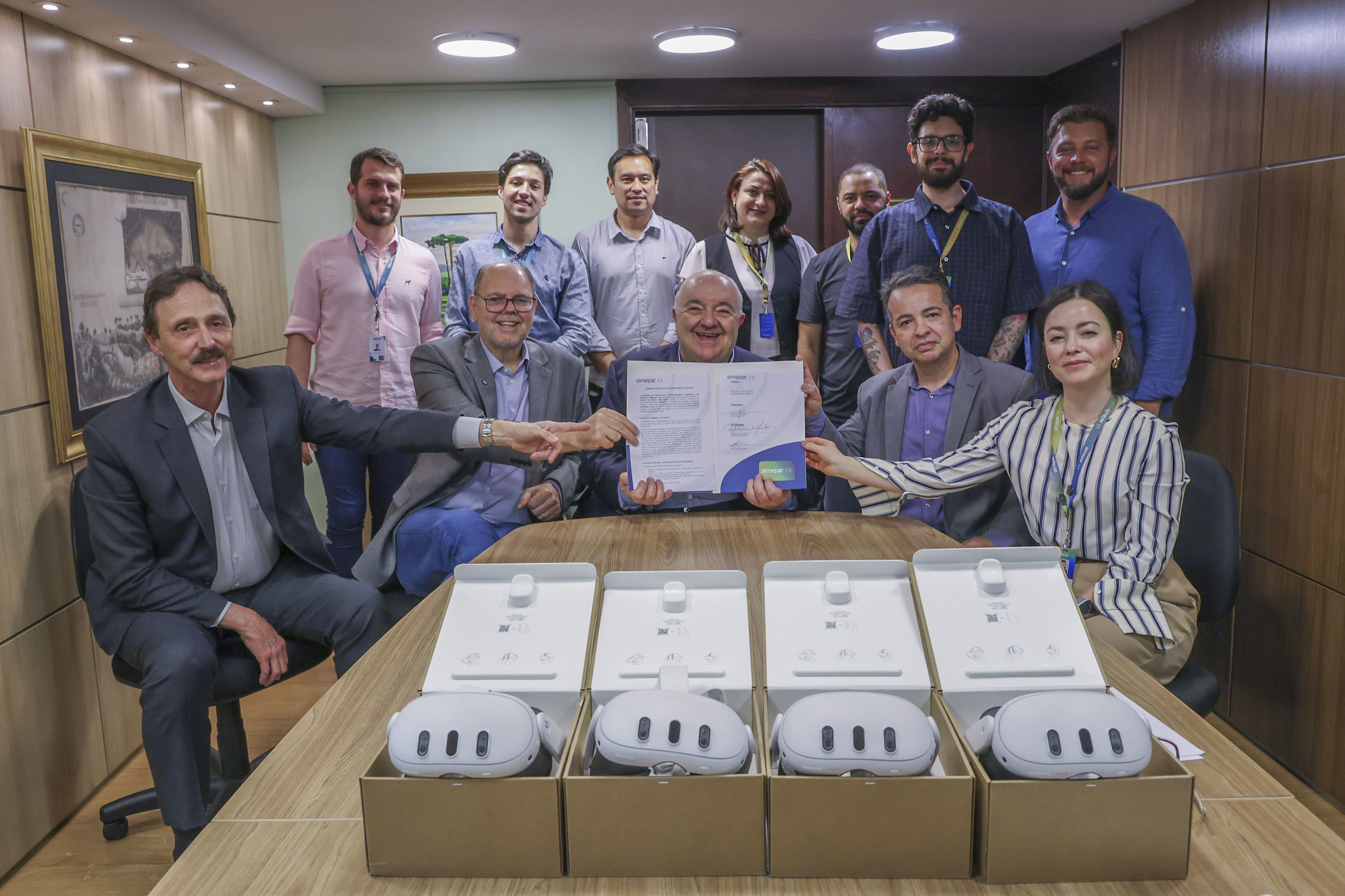 Foto de entrega de óculos de realidade virtual