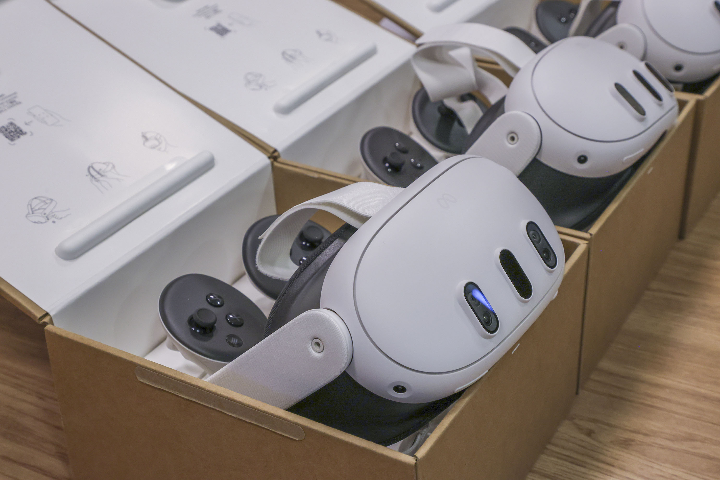 Foto de entrega de óculos de realidade virtual