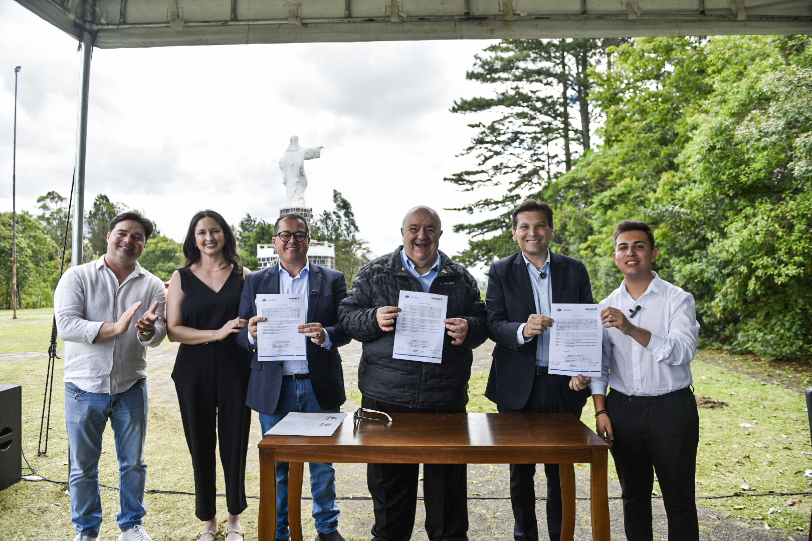 Foto de autoridades em evento