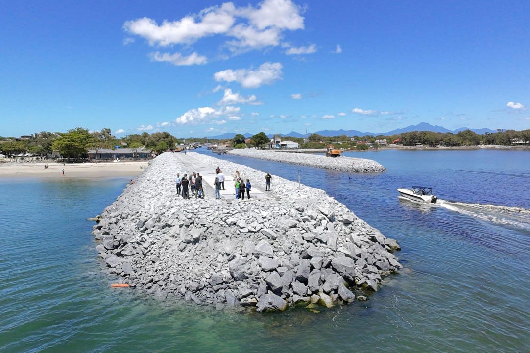 Foto de obras do Molhe de Pontal do Paraná