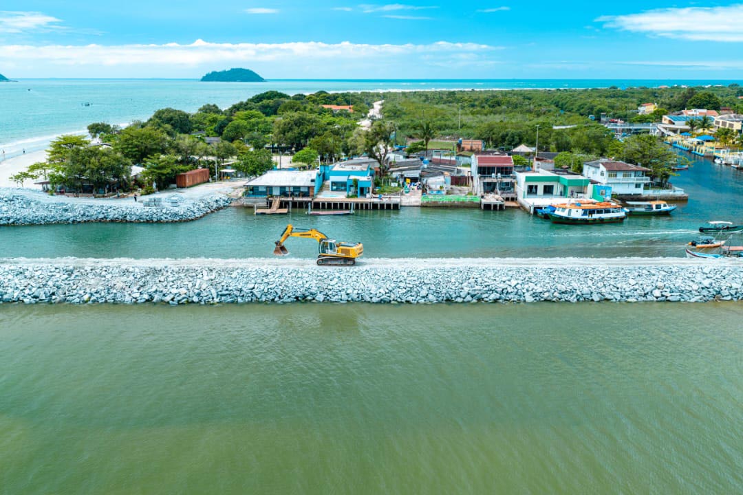 Foto de obras do Molhe de Pontal do Paraná