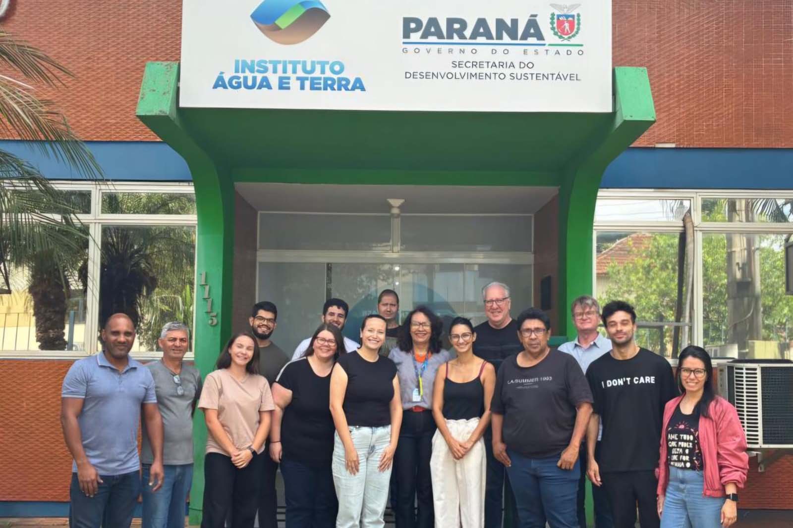 Foto de servidores em frente ao laboratório