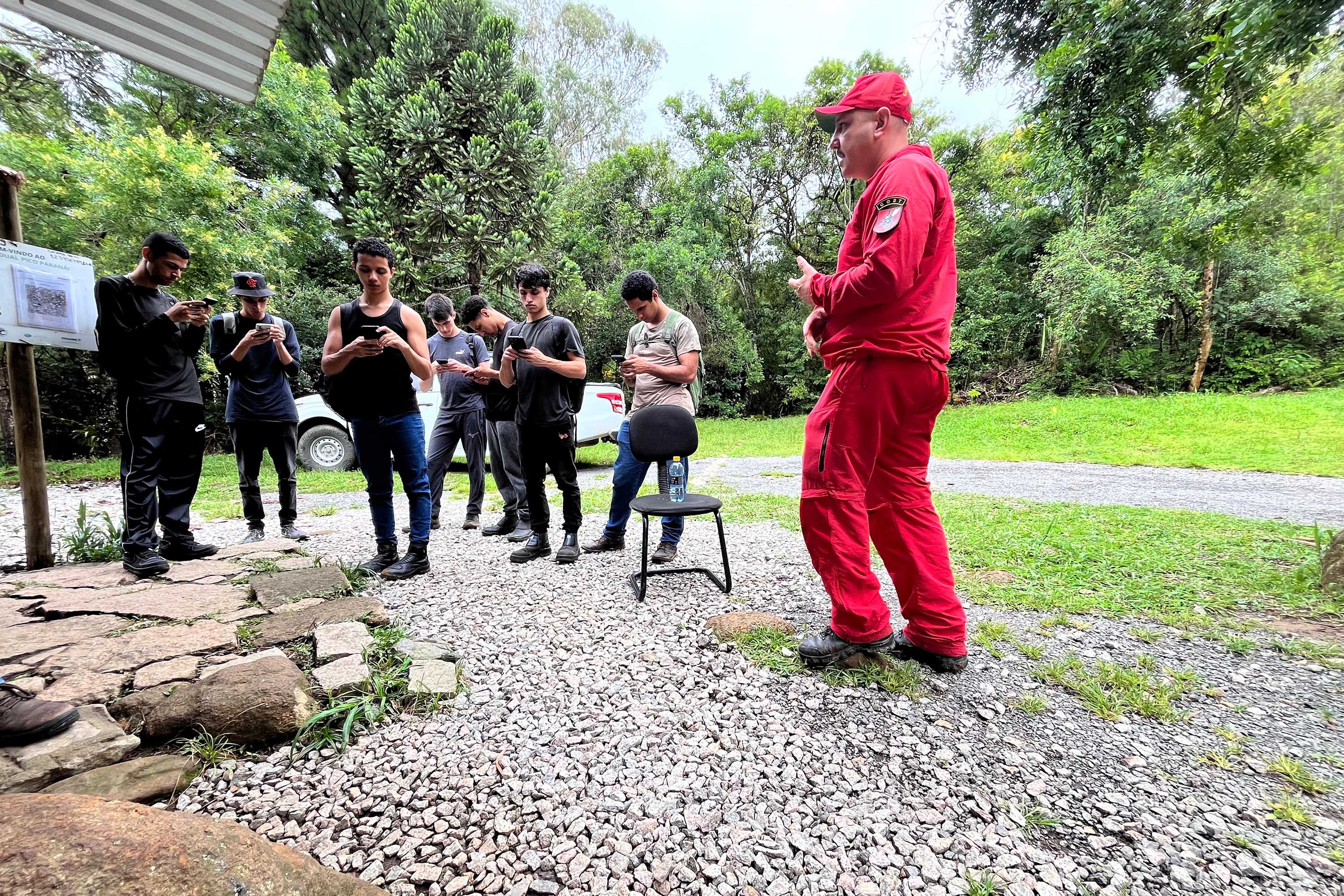 Foto de ação educativa no Pico Paraná