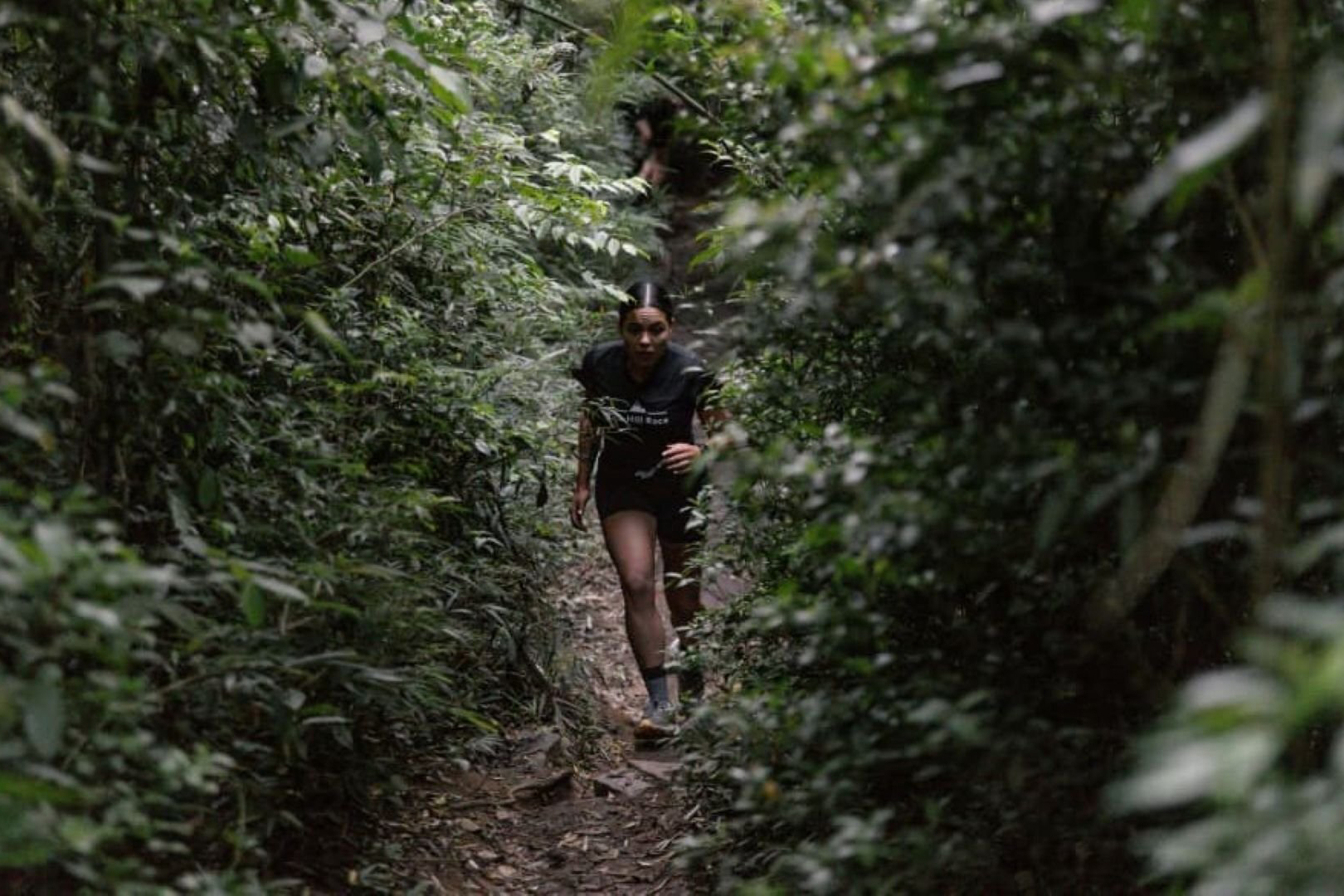 Foto de corredor em trilha de montanha