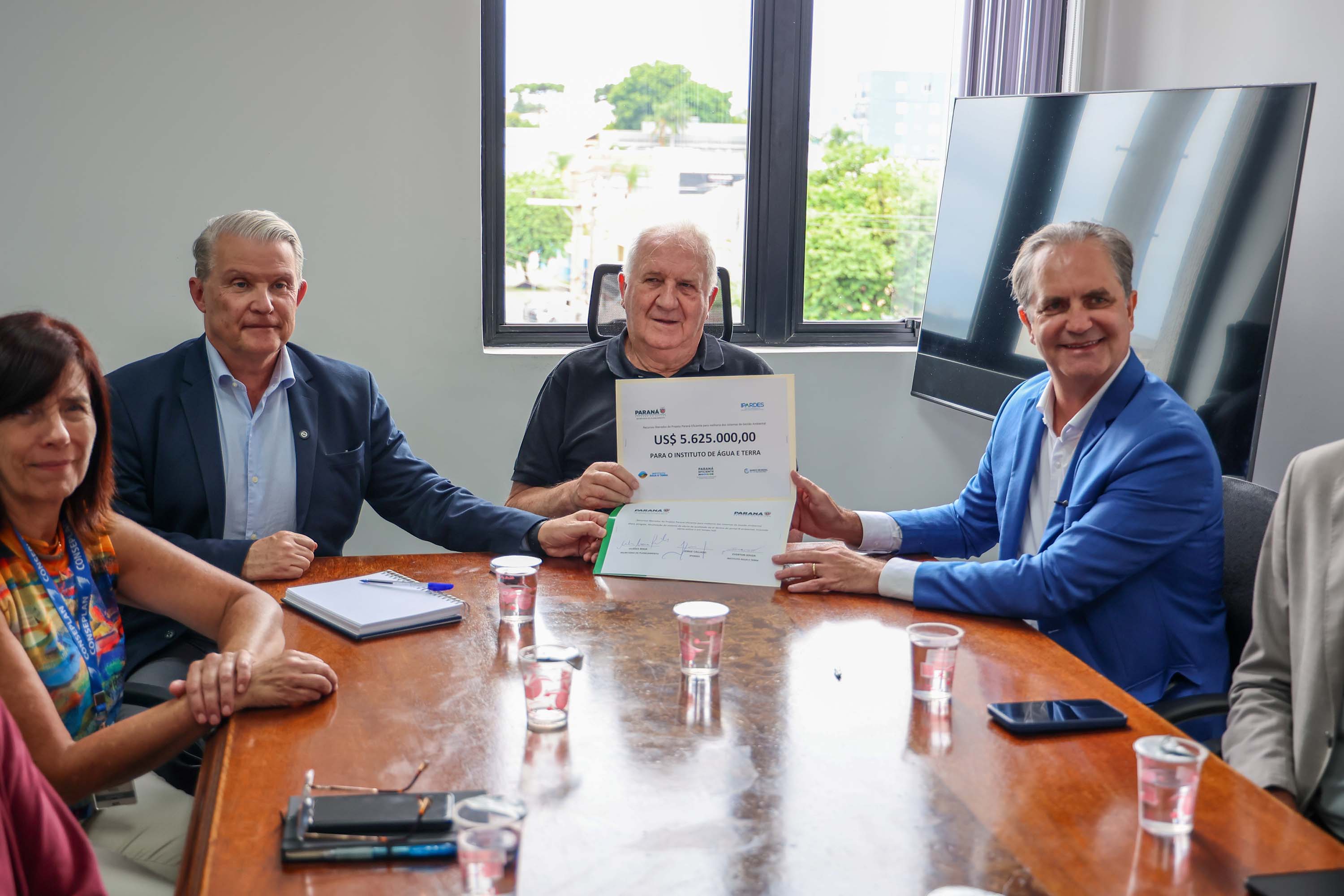 Foto de entrega de título a autoridades