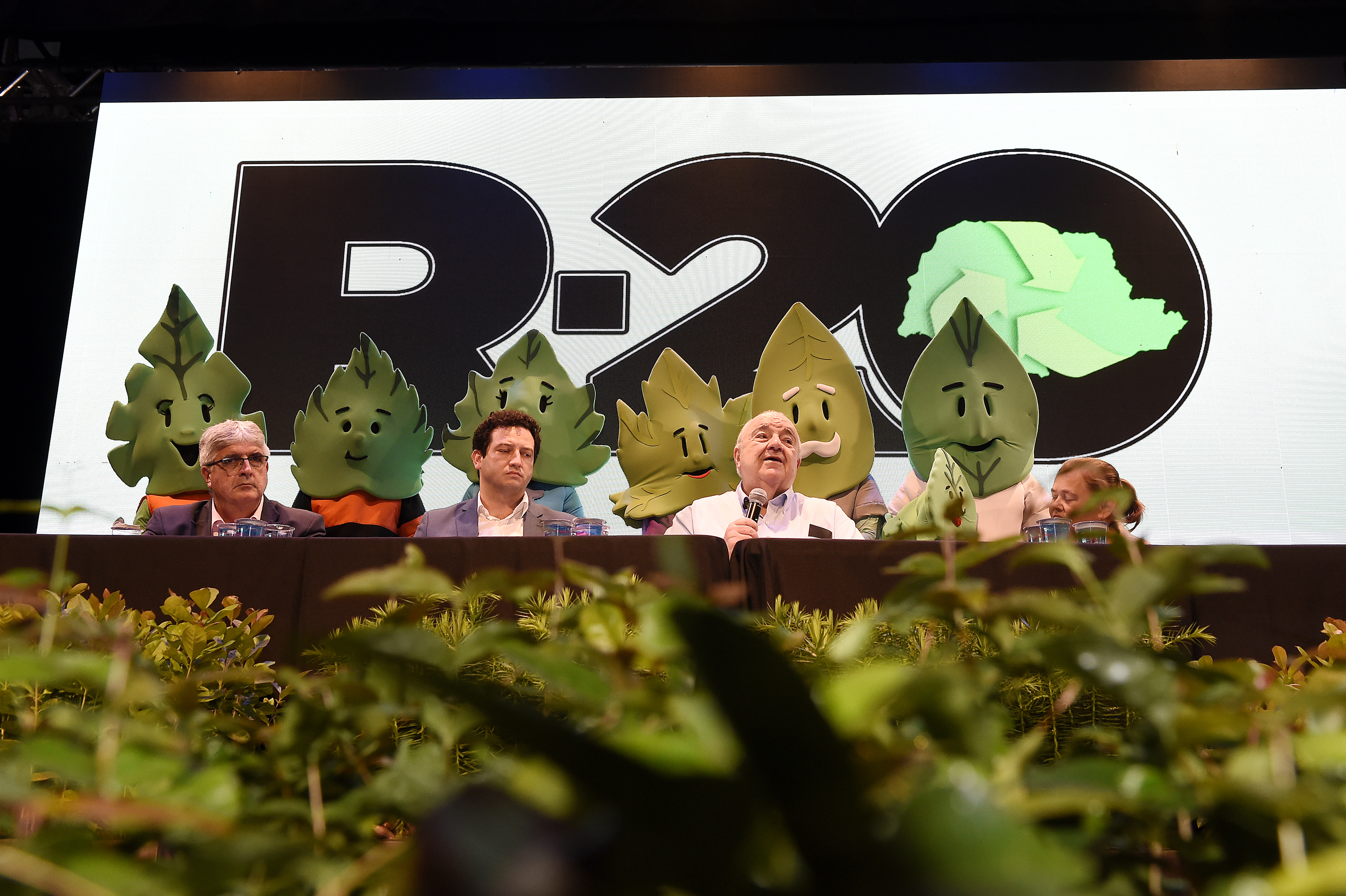 Foto de autoridades em apresentação