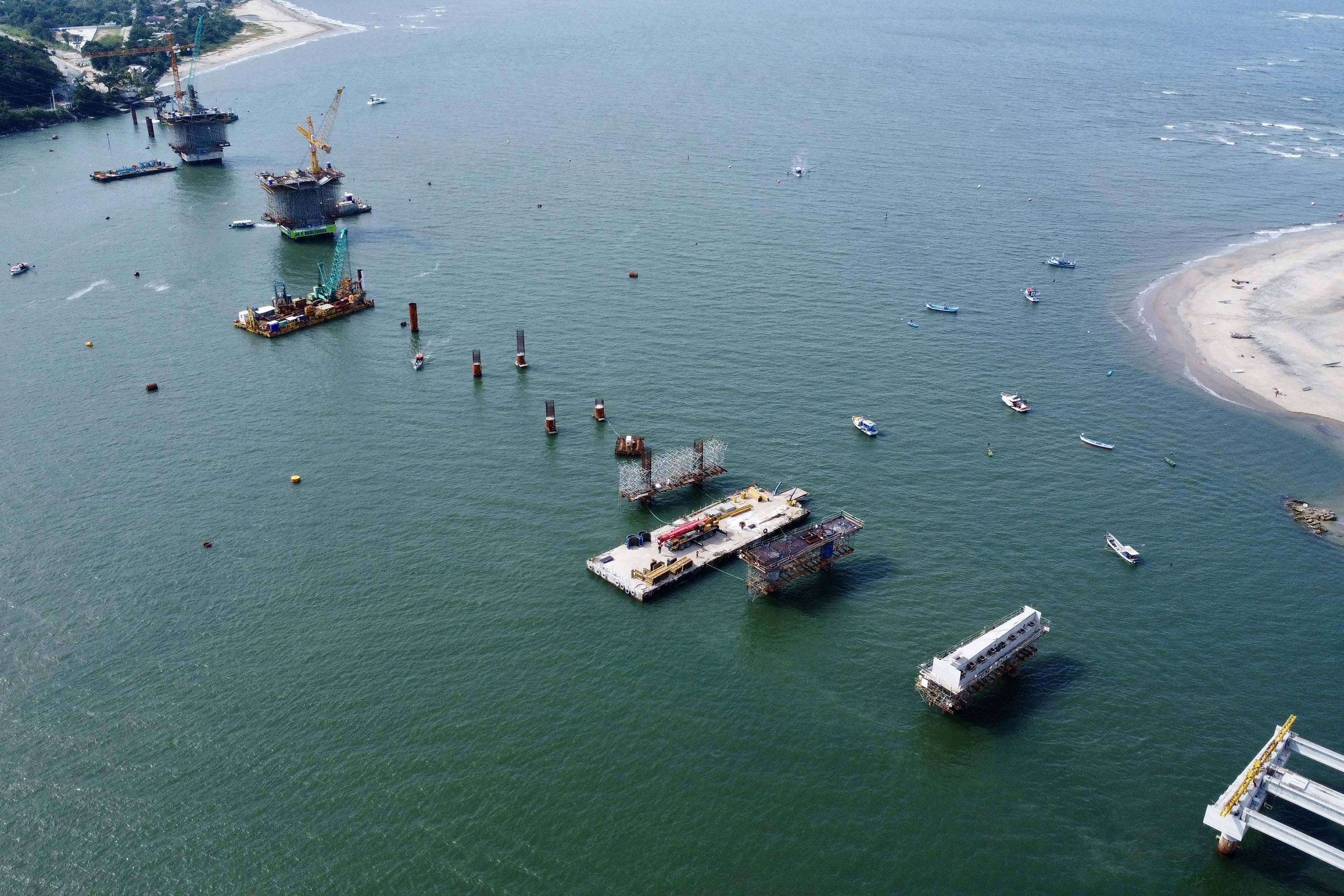Foto de obras da Ponte de Guaratuba