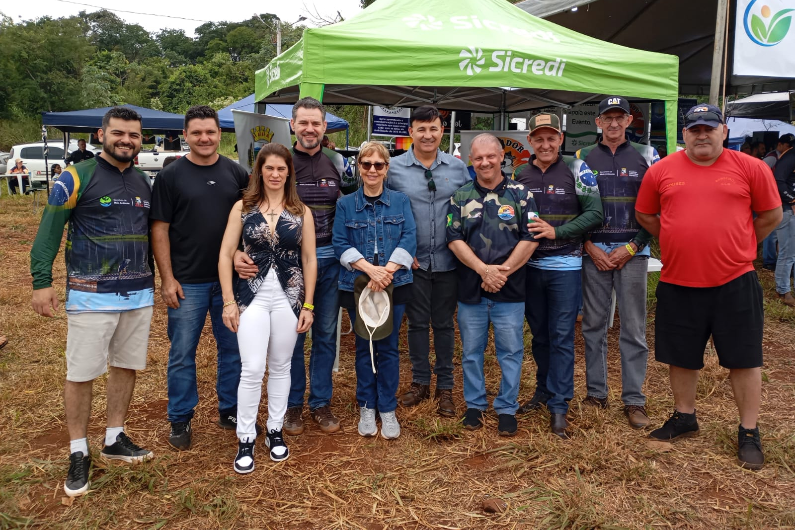 Foto de operação de limpeza de rios