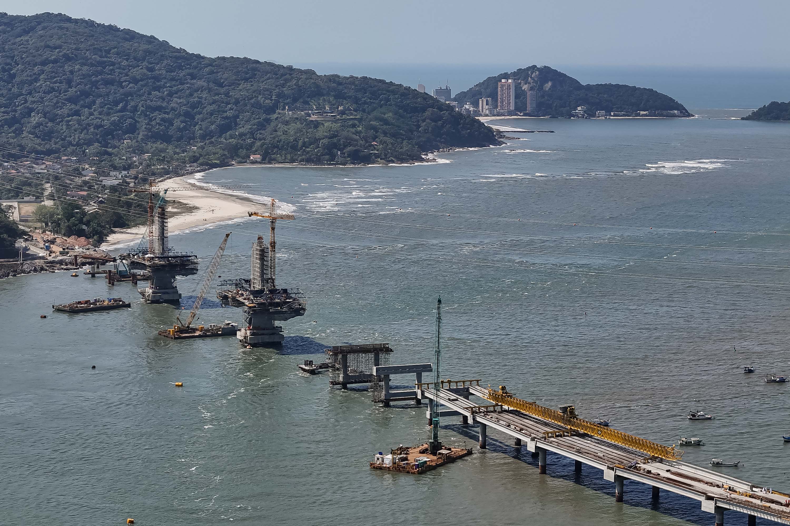 Foto de obras da Ponte de Guaratuba