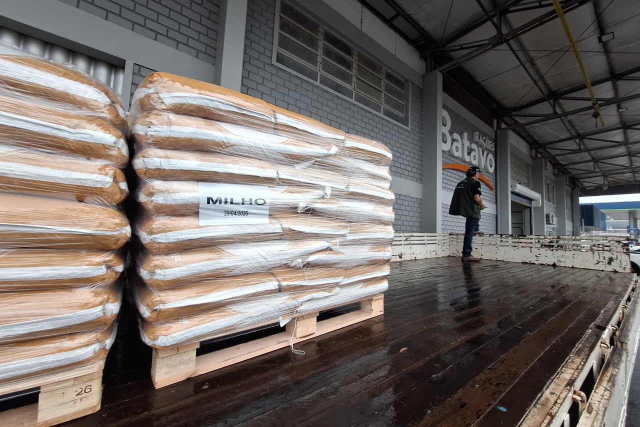 Foto de doação de sacas de milho