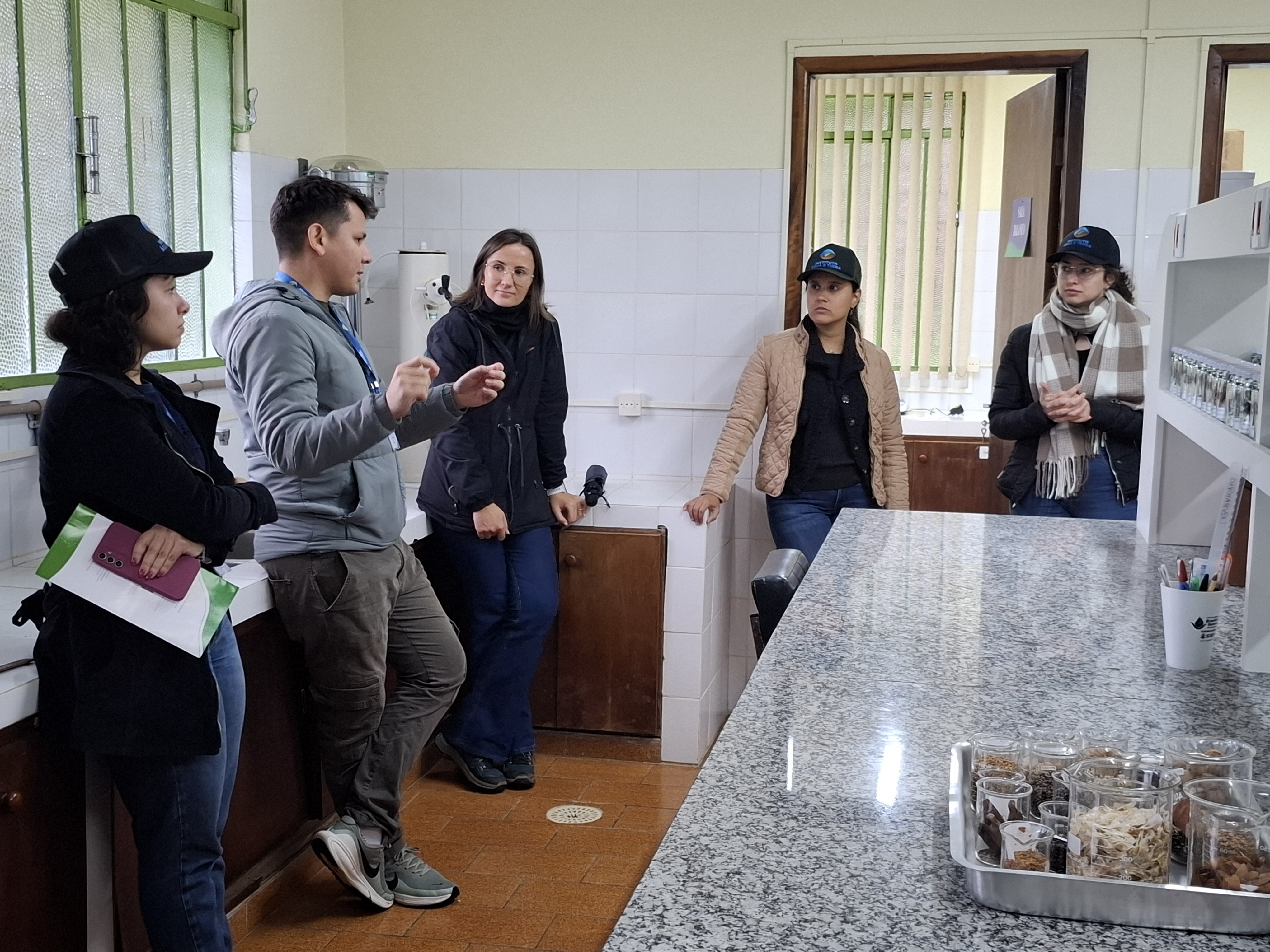 Foto de estudantes conhecendo viveiro do IAT