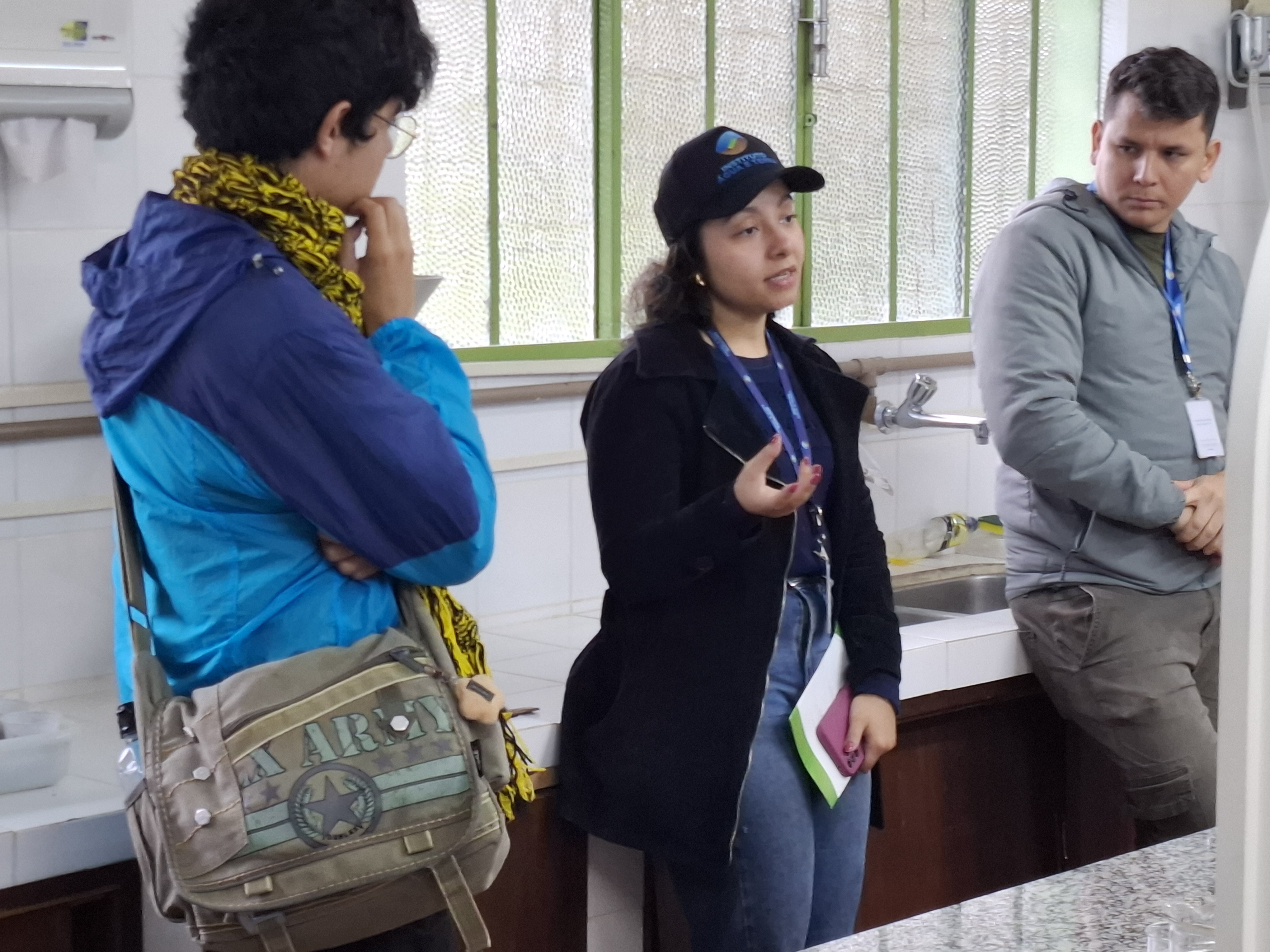 Foto de estudantes conhecendo viveiro do IAT