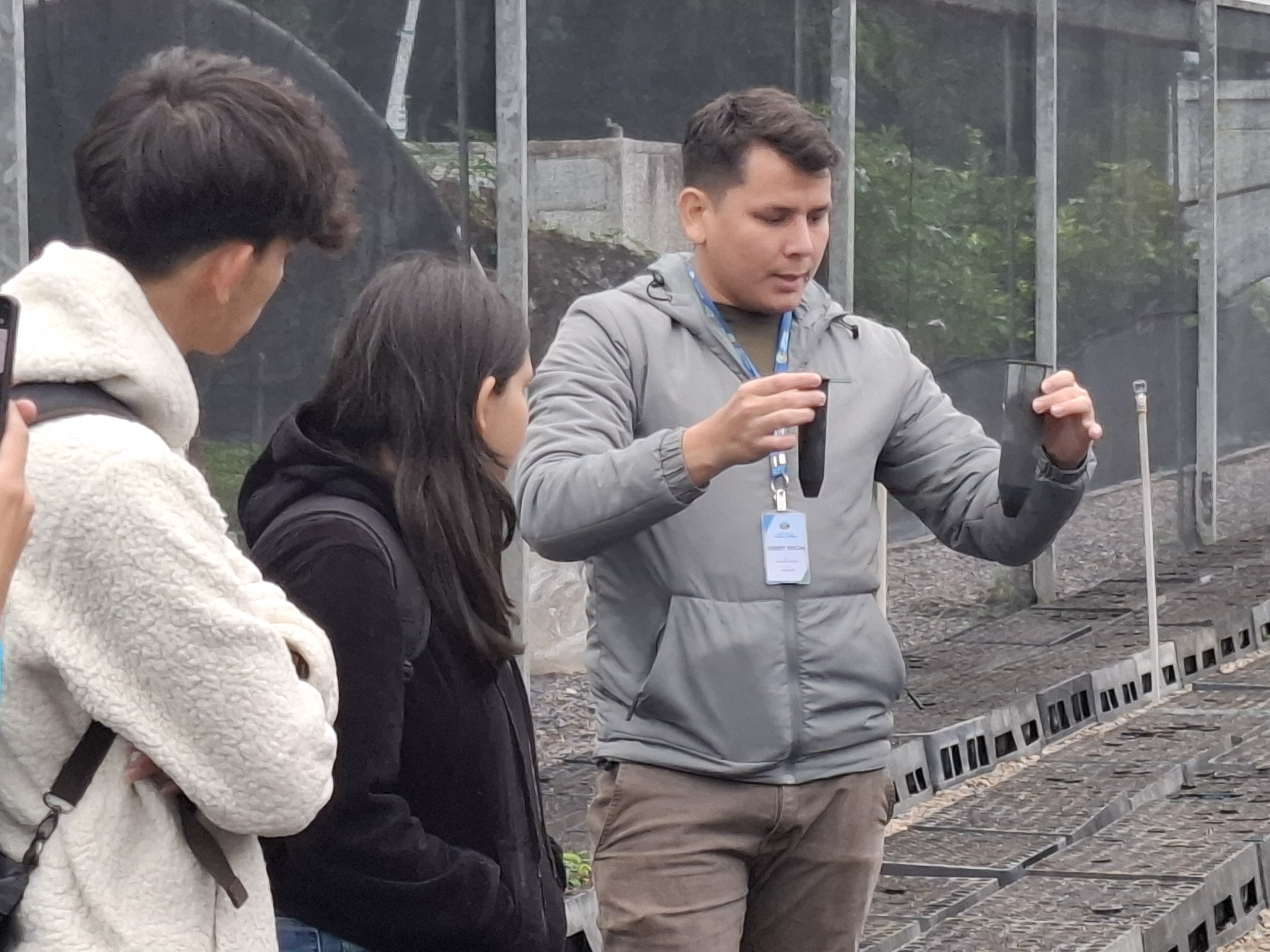 Foto de estudantes conhecendo viveiro do IAT
