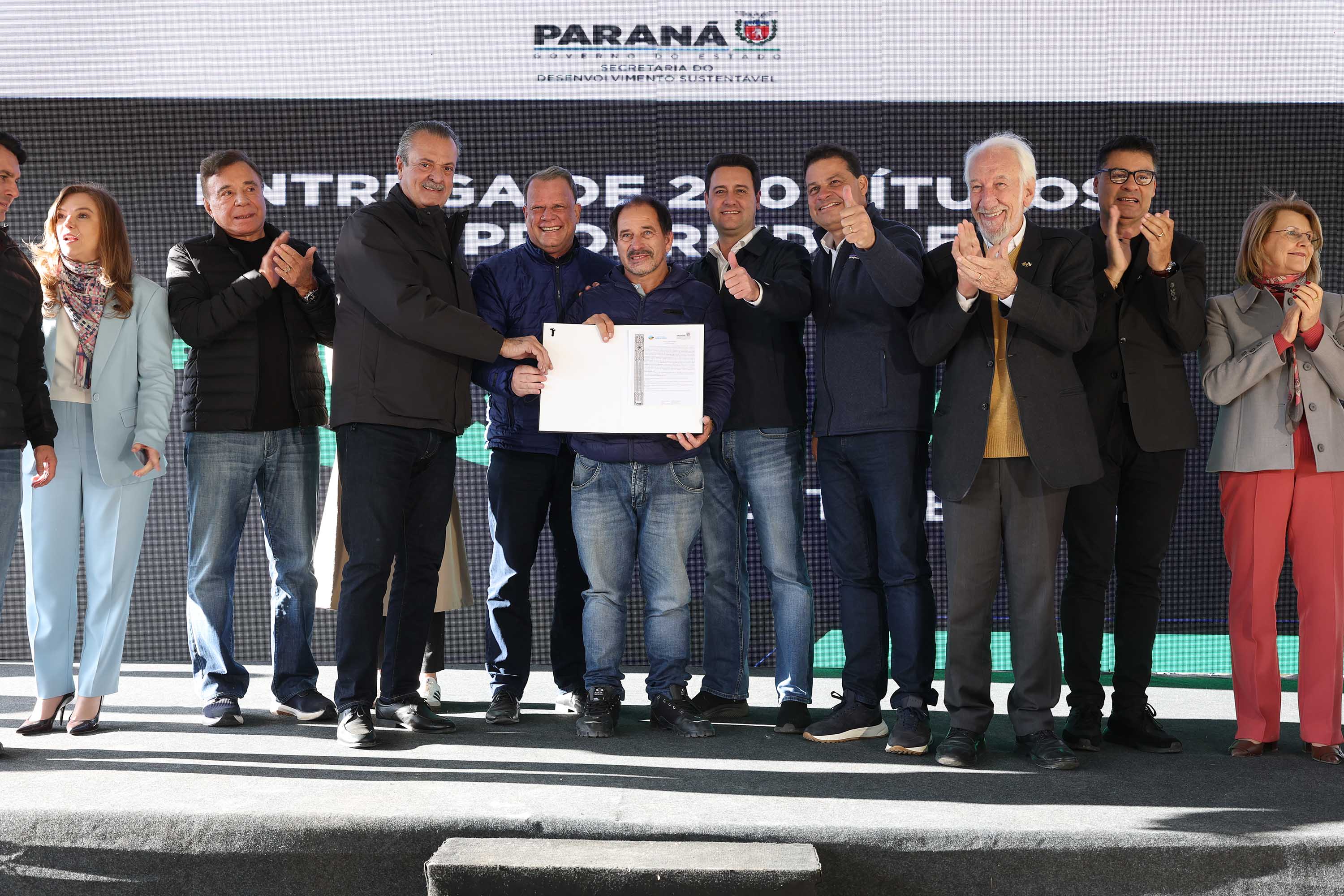 Foto de solenidade com autoridades