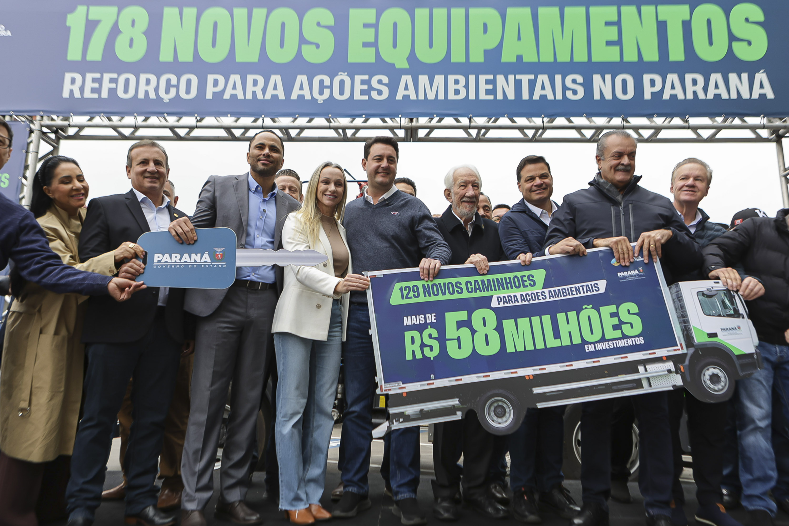 Foto de entrega de novos veículos