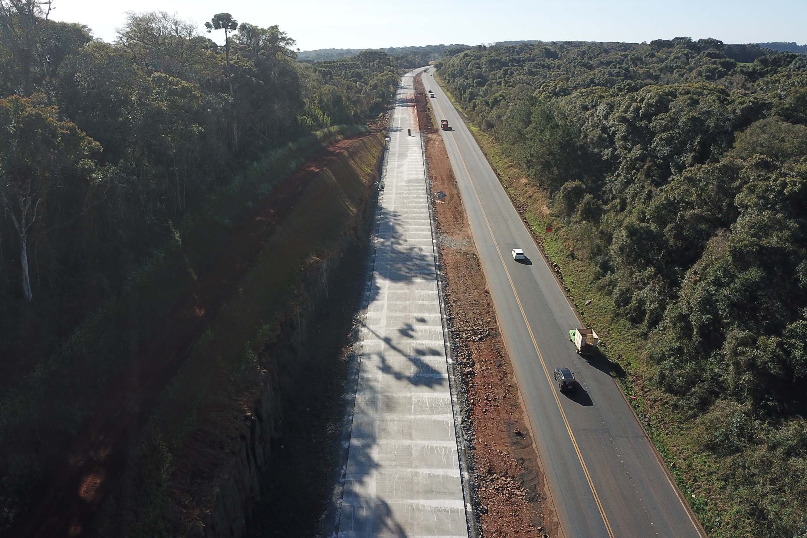 Foto de obras de duplicação de rodovia