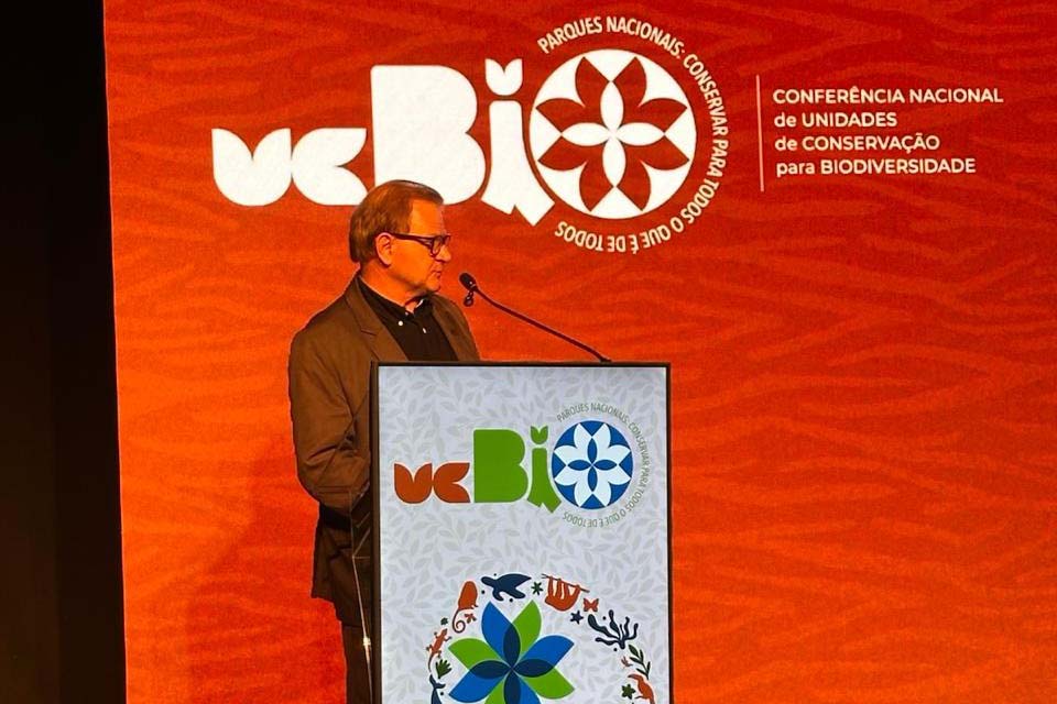 Foto de diretor do IAT apresentando em evento