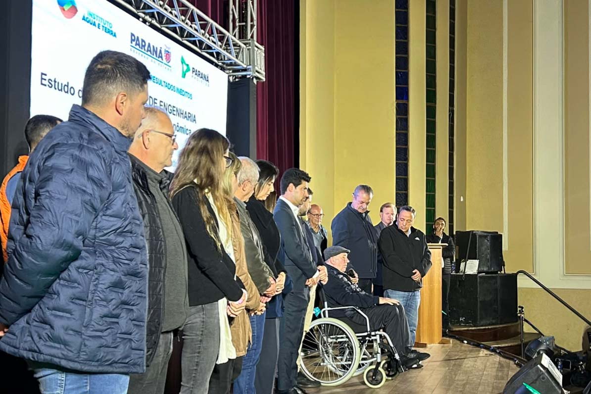 Foto de apresentação com projeto com autoridades