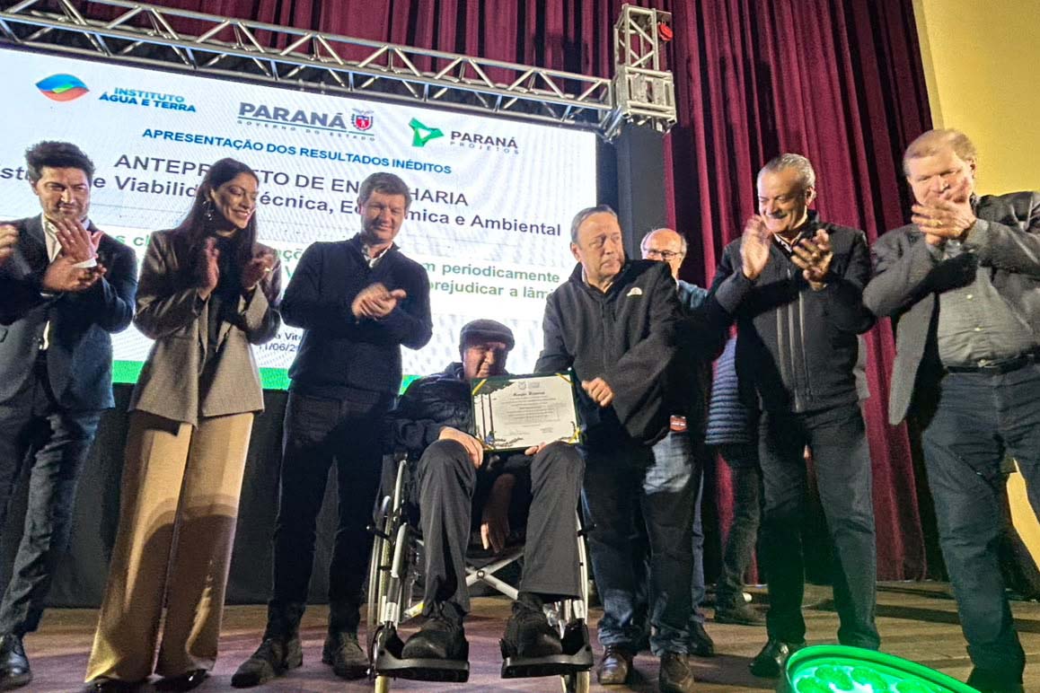 Foto de apresentação com projeto com autoridades