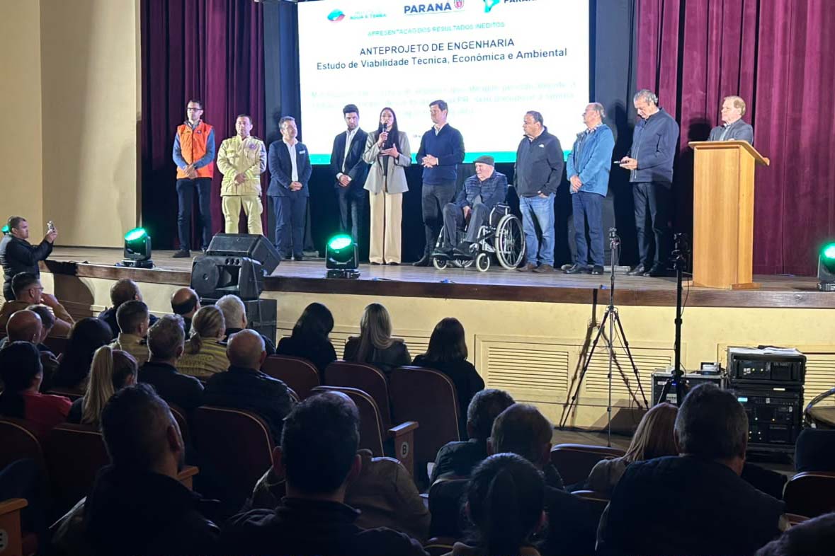 Foto de apresentação com projeto com autoridades