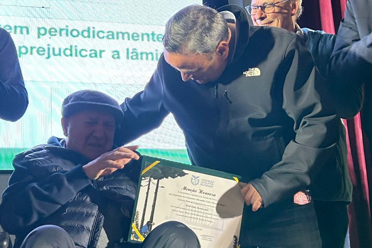 Foto de apresentação com projeto com autoridades