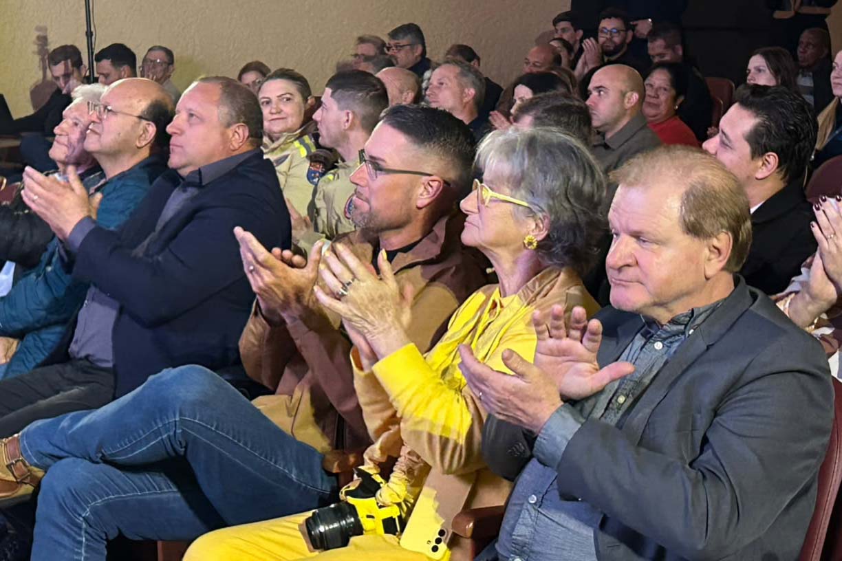 Foto de apresentação com projeto com autoridades