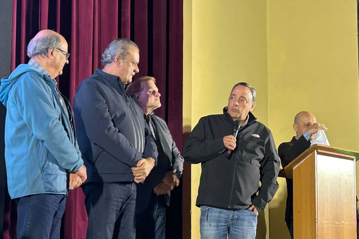 Foto de apresentação com projeto com autoridades